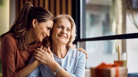 Tus hijos y tu esposo son rosas, tu hija, es una orquídea. Es igual de hermosa, pero es diferente. Tu trabajo es reconocer su belleza, sabiendo que es diferente a lo que tú piensas que debe ser”.