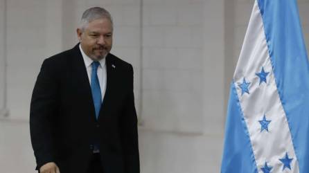 Fotografía muestra al canciller de Honduras, Eduardo Enrique Reina, tras una conferencia de prensa desde la sede de Relaciones Exteriores en Tegucigalpa.