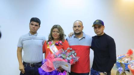 Ángela Castro elegida la Madre de la Maquila 2023 junto a su esposo y dos de sus cuatro hijos.