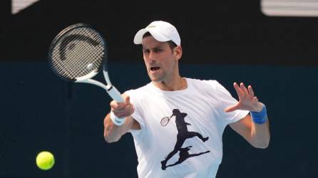 Novak Djokovic entrena en la pista central del Abierto de Australia.