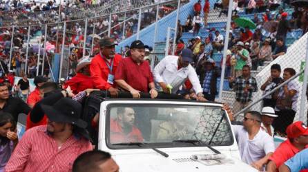 El expresidente Manuel Zelaya y otros funcionarios del gobierno fueron abucheados desde las graderías del Estadio Nacional Chelato Uclés.