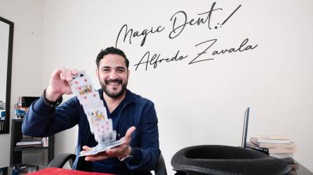 Alfredo Zavala muestra uno de sus trucos de magia con cartas al equipo de LA PRENSA. FOTOS: YOSEPH AMAYA