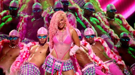 La gala de los premios MTV Video Music Awards 2023, además de la presencia de grandes estrellas de la música, el otro común denominador fue la moda extravagante y atrevida. Los semi desnudos predominaron tanto en la alfombra rosa como en el escenario. Karol G cautivó al público, por ejemplo, con su actuación y con sus sensuales vestuarios lucidos.