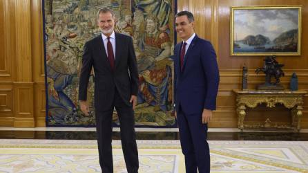 El rey Felipe VI junto al jefe de Gobierno español, Pedro Sánchez, tras una reunión en Madrid.