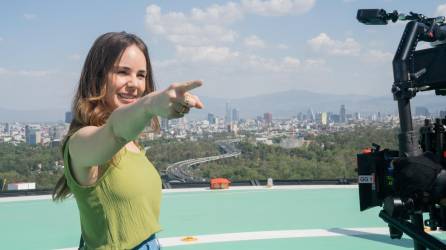 Fotografía cedida por Televisa Univisión donde aparece la productora ejecutiva Camila Sodi durante una sesión de rodaje de la nueva serie Cualquier parecido.