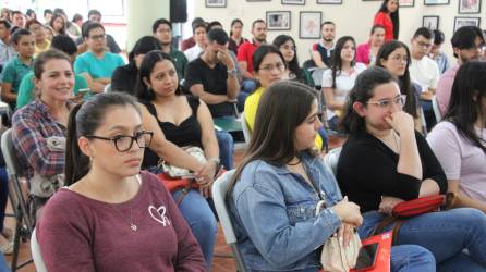 En la biblioteca del Centro Universitario Regional de Occidente se oficializó la entrega de becas a estudiantes de Copán y Ocotepeque en el occidente de Honduras.