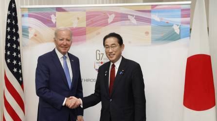 Biden junto al primer ministro de Japón Fumio Kishida al incio de la cumbre del G7.