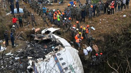 Los equipos de rescate han recuperado 71 cuerpos de la zona donde se estrelló una aeronave el pasado domingo en Nepal.