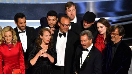 El equipo y elenco de CODA subió al escenario para recibir el premio a la mejor película.
