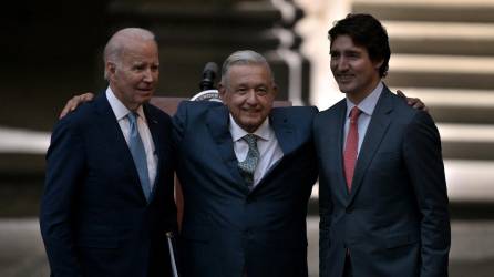 Biden, López Obrador y Trudeau posaron juntos al finalizar la cumbre de los Tres Amigos en Ciudad de México.
