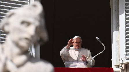 El Papa Francisco saluda desde la ventana del palacio pontificio en la misa de este domingo.