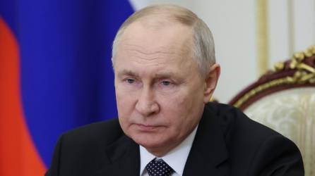 Fotografía muestra al presidente de Rusia, Vladímir Putin, presidiendo una reunión del Consejo de Seguridad a través de un enlace de vídeo en Moscú el 20 de octubre de 2023.