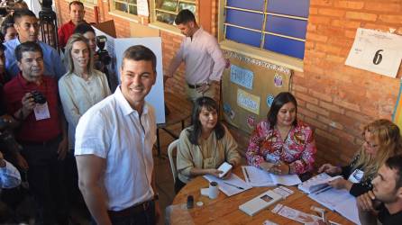 El candidato a la presidencia de Paraguay por el gobernante Partido Colorado, Santiago Peña, vota en Asunción.