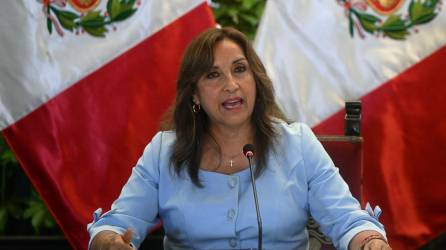 La presidenta de Perú, Dina Boluarte, es investigada por las muertes en las masivas protestas que exigen su renuncia.