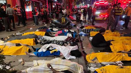 Una aparente estampida durante las celebraciones de Halloween en el centro de Seúl ha dejado al menos 146 muertos y 150 heridos, según ha reportado la cadena de televisión YTN.