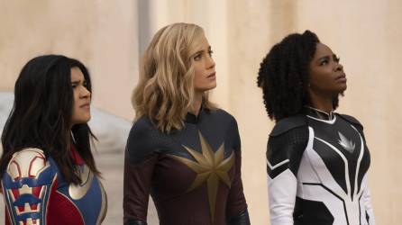 Iman Vellani, Brie Larson y Teyonah Parris en “The Marvels”, la cinta con peor desempeño del universo Marvel.