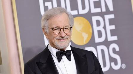 El director Steven Spielberg durante su paso por la alfombra de los Globos de Oro 2023.