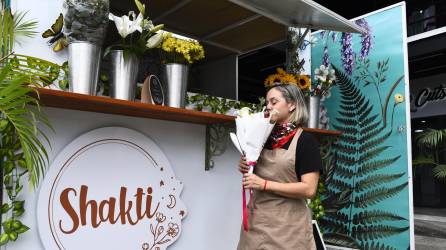 Con una sonrisa y la amabilidad que la caracterizan, la sampedrana Marielle Cook, de 39 años, recibió al equipo de LA PRENSA en su pequeño camión de flores, el primer emprendimiento con este concepto en la ciudad.