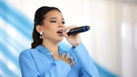 La cantante hondureña Angie Flores fue la encargada de interpretar el Himno Nacional en la Plaza de las Banderas, en San Pedro Sula, con motivo de la celebración de los 202 años de Independencia de Honduras.