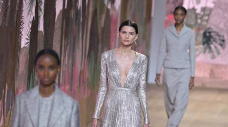 Christian Dior presentó su colección de Alta Costura para damas otoño-invierno 2023- 2024 en el Fashion Week en Paris, en el Museo Rodin. La silueta es vertical, la línea limpia y los colores refinados: blanco, negro, beige, dorado y plateado.