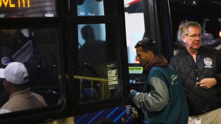 Grupos de migrantes son trasladados en autobuses a refugios en Nueva York tras llegar desde el sur del país.