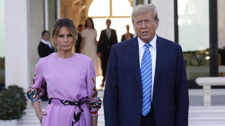 Trump habla frente a la prensa junto a su esposa, Melania Trump, durante una gala para recaudar fondos para su campaña.