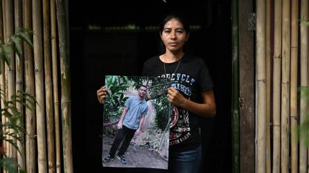 Sandra Hernández muestra una imagen de su esposo, Jose Dimas Medrano, quien murió en prisión tras ser detenido.