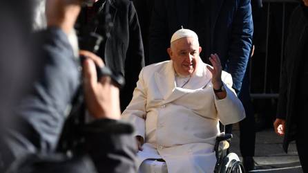 El Papa Francisco se niega a someterse a una cirugía de rodilla.