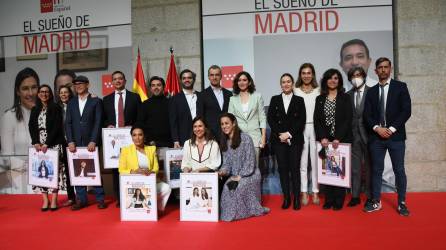 Diez destacados profesionales hispanohablantes fueron seleccionados para recibir este premio “El Sueño de Madrid”, aquí junto a los representantes de la Oficina del Español.