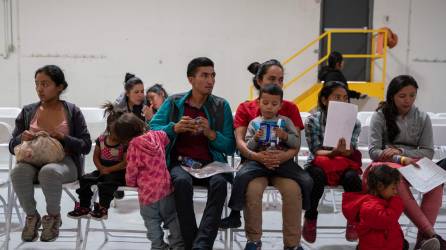 Migrantes de Honduras y otros países esperan para hacer llamadas telefónicas y arreglos de viaje a sus familiares en amigos que los hospedan en Estados Unidos.