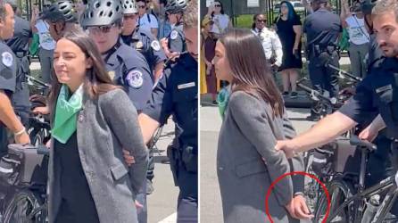 AOC fue acusada de posar para los medios como si estuviese esposada aunque los agentes únicamente la guiaron hacia el vehículo.