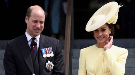 El príncipe Guillermo, duque de Cambridge de Gran Bretaña, y la duquesa de Cambridge, Catalina, de Gran Bretaña, salen al final del Servicio Nacional de Acción de Gracias por el reinado de la Reina en la Catedral de San Pablo en Londres.