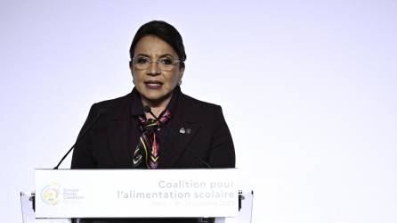 Fotografía muestra a la presidenta de Honduras, Xiomara Castro, durante su participación en la primera Cumbre de la Coalición por la Alimentación Escolar que se desarrolla en París, Francia.