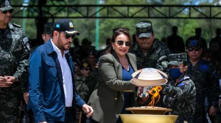 Fotografía muestra a la presidenta de la República, Xiomara Castro, junto al ministro de Defensa, José Manuel Zelaya Rosales.