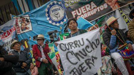 Pese a incidentes violentos y amenazas de represión en algunas carreteras, hoy en Ciudad de Guatemala indígenas mantienen protestas. EFE/ David Toro