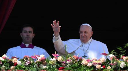 El Papa Francisco saluda a los feligreses tras la misa del Domingo de Ramos en la plaza de San Pedro.