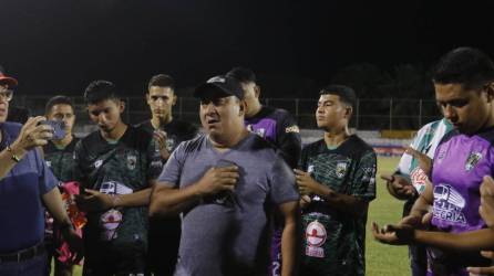 <b>Orsy Alegría, presidente del San Juan, felicitó a la plantilla tras el final del juego ante Platense.</b>