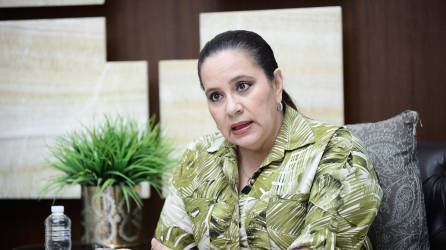 Ana García, esposa de Juan Orlando Hernández, sigue teniendo la fe que el expresidente volverá a Honduras.