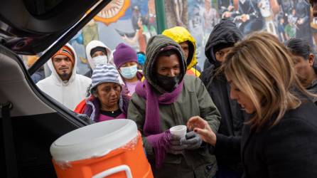 Voluntarios en El Paso dan comida y abrigo a los migrantes que duermen en las calles de la ciudad tejana.