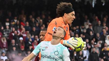 Salernitana's Mexican goalkeeper Guillermo Ochoa (L) catches the ball during the Italian Serie A football match between Salernitana and Inter Milan at the Arigis stadium in Salerno on April 7, 2023. (Photo by Alberto PIZZOLI / AFP)