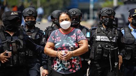 Miembros de las Fuerzas Especiales custodian a Herlinda Bobadilla, supuesta líder del clan del narcotráfico hondureño de los Bobadilla según el gobierno de Estados Unidos.