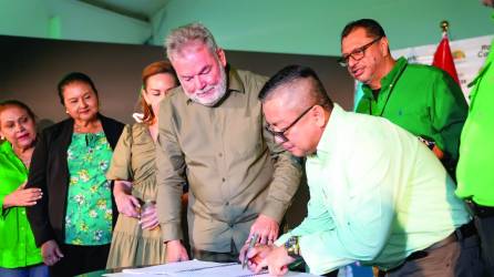 <b>La firma del contrato se realizó en presencia de regidores, funcionarios y empleados.</b>