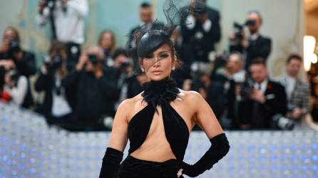 Jennifer López fue una de las grandes invitadas de la MET Gala 2023 que se celebró anoche en el Museo Metropolitano de Arte en la ciudad de Nueva York. El tema de este año era dedicado al diseñador Karl Lagerfeld.