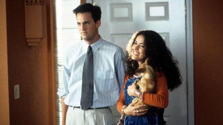 Matthew Perry y Salma Hayek en una escena de la película “Un Impulsivo y Loco Amor”.