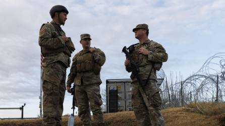 El Gobernador de Texas, Greg Abbott, mantiene a la Guardia Nacional desplegada en la frontera.