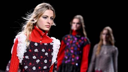 Una modelo presenta una creación de la colección Otoño-Invierno 2023-2024 de Chanel Womenswear durante la Semana de la Moda de París en París, el 7 de marzo de 2023.