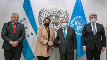 Xiomara Castro y el secretario general de la ONU en la firma del memorándum de entendimiento para instalar una comisión anticorrupción en Honduras.