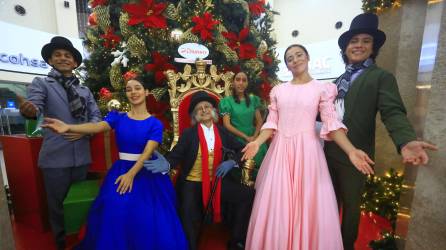 El actor hondureño Damario Reyes junto al resto del elenco de “Scrooge: un cuento de Navidad”.