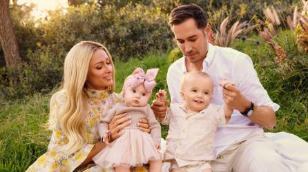Paris Hilton compartió unas hermosas fotos en las que posa con su esposo Carter Reum y sus dos hijos.
