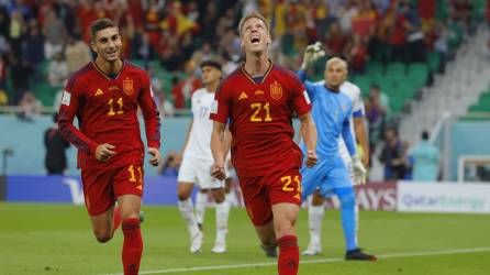 Dani Olmo celebrando el primer gol del encuentro.